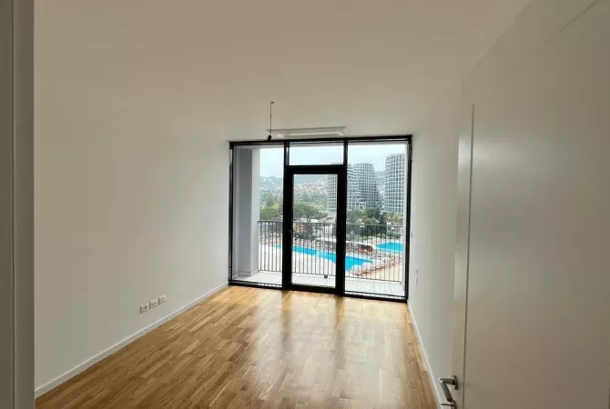 Ambiente Commerciale in Affitto 3+1 a Tirana - 1,400 Euro