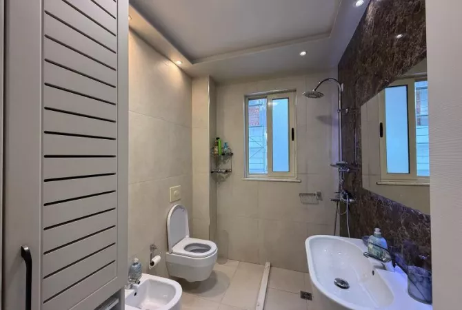 Shtepi me qera Apartament ne Tirane, 2+1, Mobilimi E mobiluar, Pagesa 700  Euro.