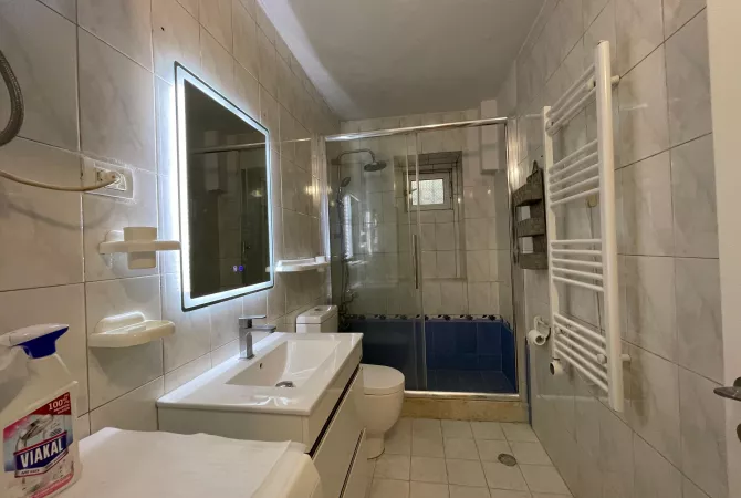 Shtepi me qera Apartament ne Tirane, 2+1, Mobilimi E mobiluar, Pagesa 600  Euro.
