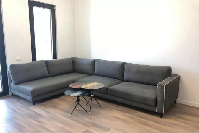 Shtepi me qera 2+1 ne Tirane - 1,000 Euro