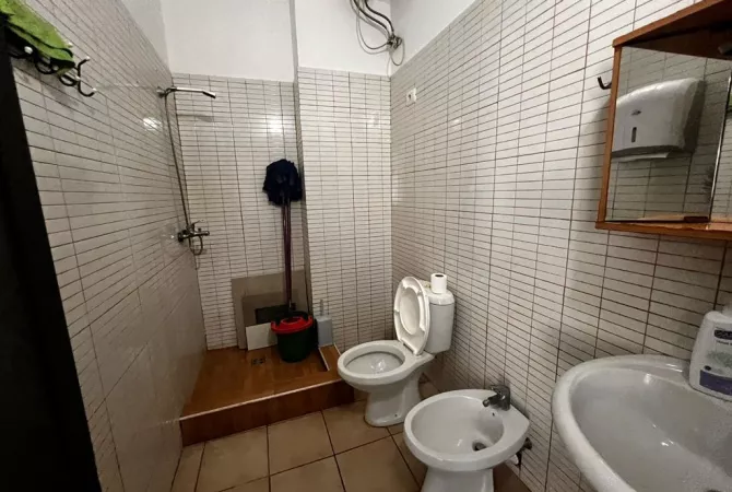 Ambient Biznesi Per Qira Tek Posta Shqiptare/Komun e Parisit.