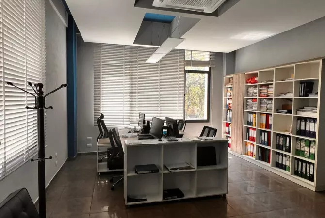 Ambiente Commerciale in Affitto 3+1 a Tirana - 90,000 Leke