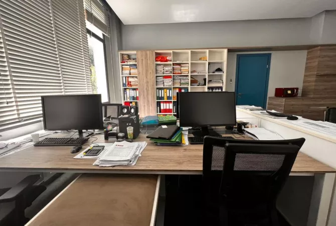 Ambiente Commerciale in Affitto 3+1 a Tirana - 90,000 Leke