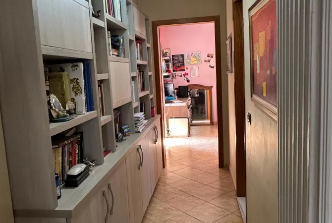 Shtepi ne shitje Apartament ne Tirane, 3+1, Mobilimi E mobiluar, Pagesa 180,000  Euro.