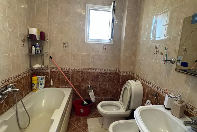 Shtepi ne shitje Apartament ne Tirane, 3+1, Mobilimi E mobiluar, Pagesa 180,000  Euro.