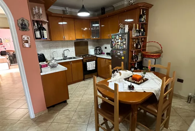 Shtepi ne shitje Apartament ne Tirane, 3+1, Mobilimi E mobiluar, Pagesa 180,000  Euro.