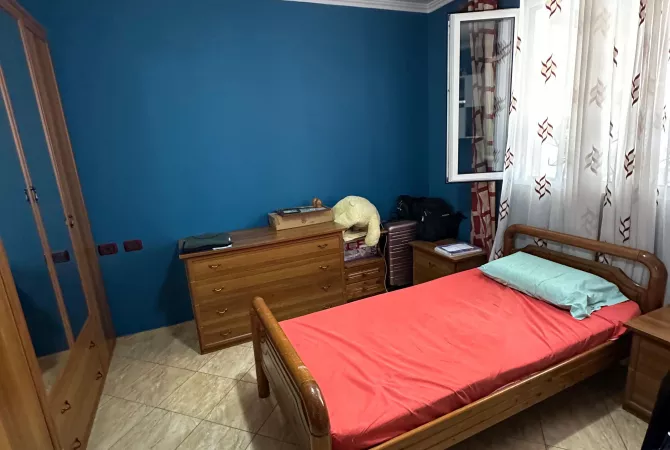 Shtepi ne shitje Apartament ne Tirane, 3+1, Mobilimi E mobiluar, Pagesa 180,000  Euro.
