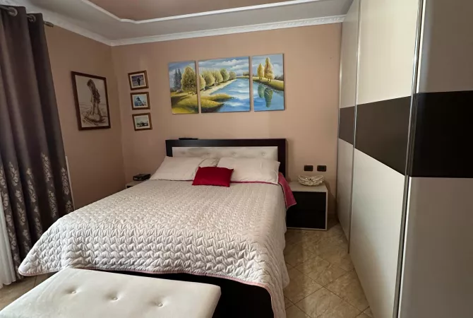 Shtepi ne shitje Apartament ne Tirane, 3+1, Mobilimi E mobiluar, Pagesa 180,000  Euro.