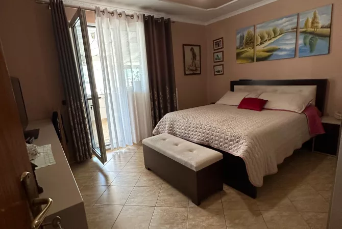 Shtepi ne shitje Apartament ne Tirane, 3+1, Mobilimi E mobiluar, Pagesa 180,000  Euro.