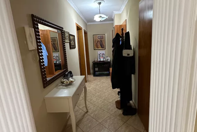 Shtepi ne shitje Apartament ne Tirane, 3+1, Mobilimi E mobiluar, Pagesa 180,000  Euro.