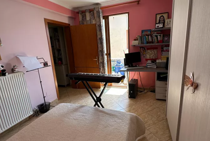 Shtepi ne shitje Apartament ne Tirane, 3+1, Mobilimi E mobiluar, Pagesa 180,000  Euro.