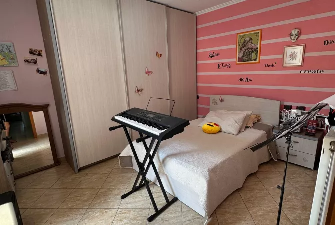 Shtepi ne shitje Apartament ne Tirane, 3+1, Mobilimi E mobiluar, Pagesa 180,000  Euro.