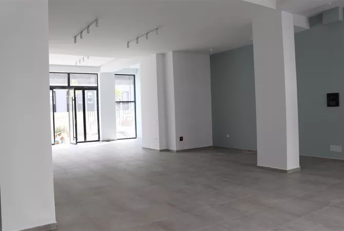 Ambiente Commerciale in Affitto 1+1 a Tirana - 1,200 Euro