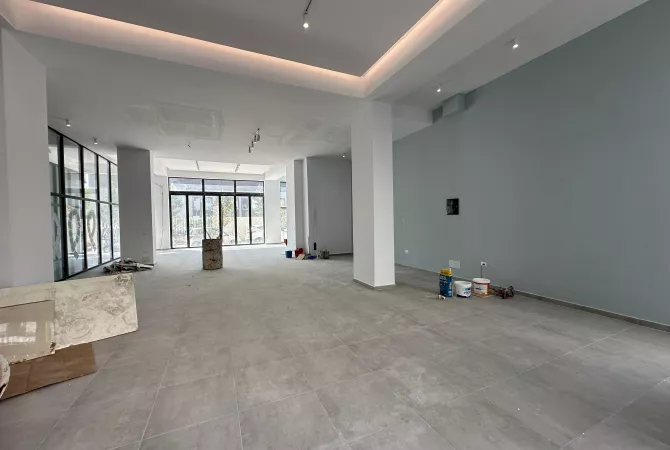 Ambiente Commerciale in Affitto 1+1 a Tirana - 1,200 Euro