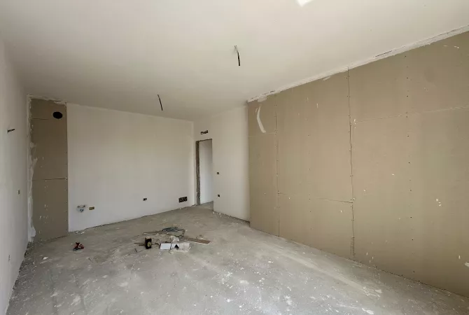 Shtepi ne shitje Apartament ne Tirane, 2+1, Mobilimi Bosh, pa mobiluar, Pagesa 100,001  Euro.