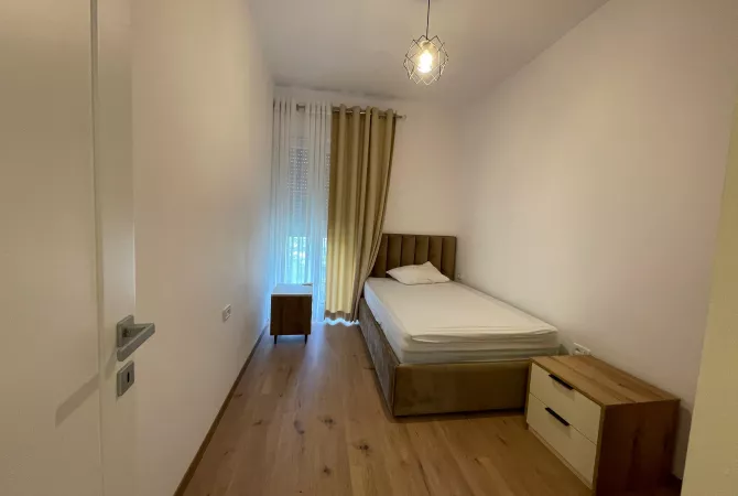 Shtepi me qera Apartament ne Tirane, 3+1, Mobilimi E mobiluar, Pagesa 1,200  Euro.