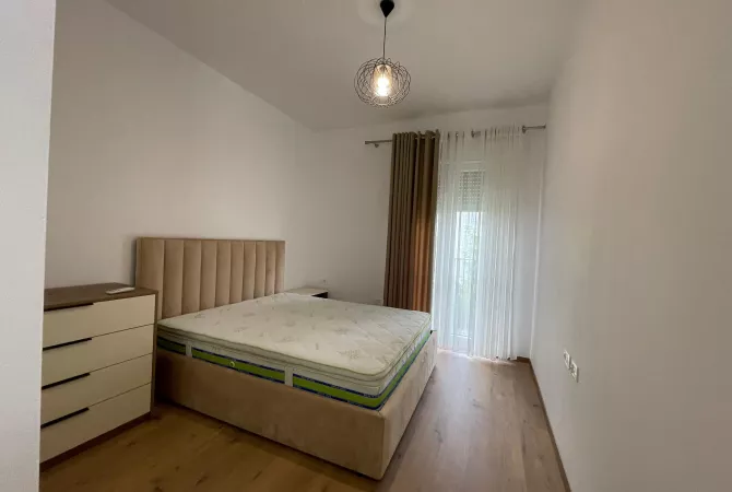 Shtepi me qera Apartament ne Tirane, 3+1, Mobilimi E mobiluar, Pagesa 1,200  Euro.