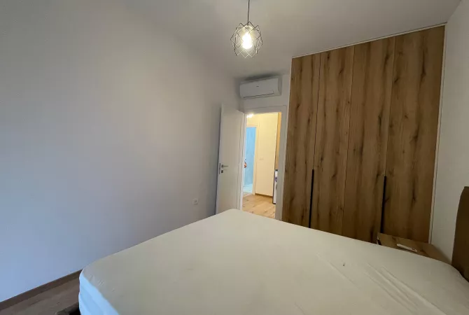 Shtepi me qera Apartament ne Tirane, 3+1, Mobilimi E mobiluar, Pagesa 1,200  Euro.