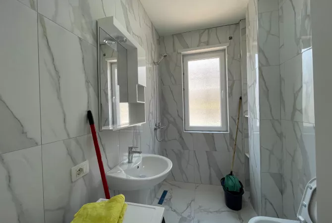 Shtepi me qera Apartament ne Tirane, 3+1, Mobilimi Pjeserisht e mobiluar, Pagesa 550  Euro.