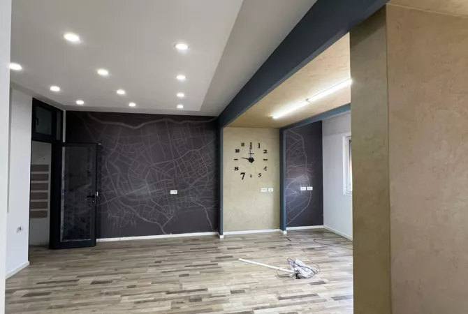 Ambiente Commerciale in Affitto 3+1 a Tirana - 1,400 Euro