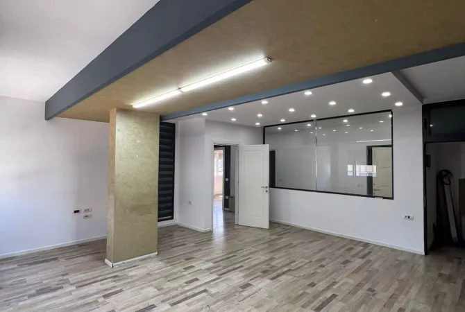 Ambiente Commerciale in Affitto 3+1 a Tirana - 1,400 Euro