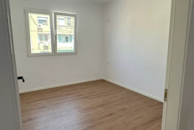 Shtepi ne shitje Apartament ne Tirane, 2+1, Mobilimi Bosh, pa mobiluar, Pagesa 129,000  Euro.
