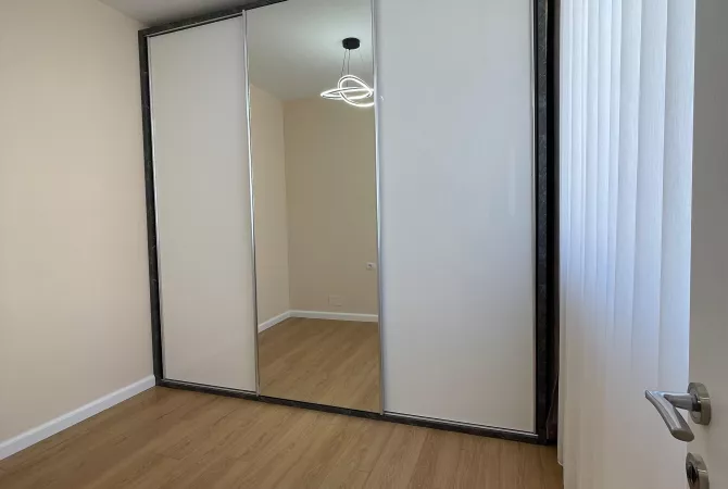 Shtepi ne shitje Apartament ne Tirane, 2+1, Mobilimi Pjeserisht e mobiluar, Pagesa 141,000  Euro.