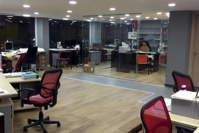Ambiente Commerciale in Affitto 3+1 a Tirana - 2,970 Euro