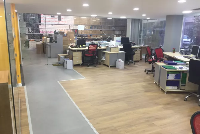 Ambiente Commerciale in Affitto 3+1 a Tirana - 2,970 Euro