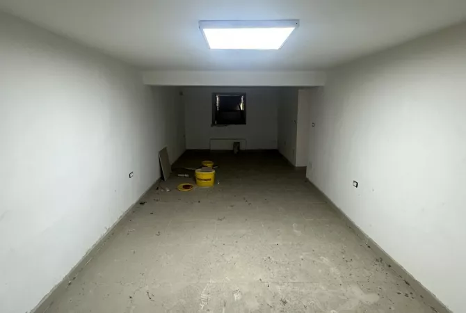 Ambiente Commerciale in Affitto 4+1 a Tirana - 450 Euro