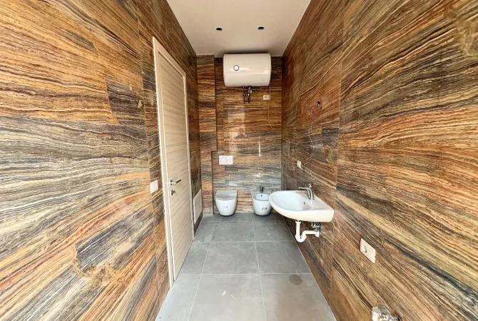 Ambient Zyrash per qira tek Rruga e Kavajes. 