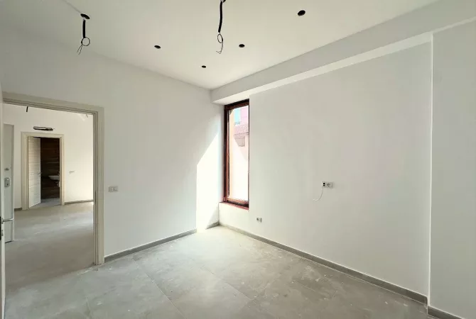 Ambient Zyrash per qira tek Rruga e Kavajes. 