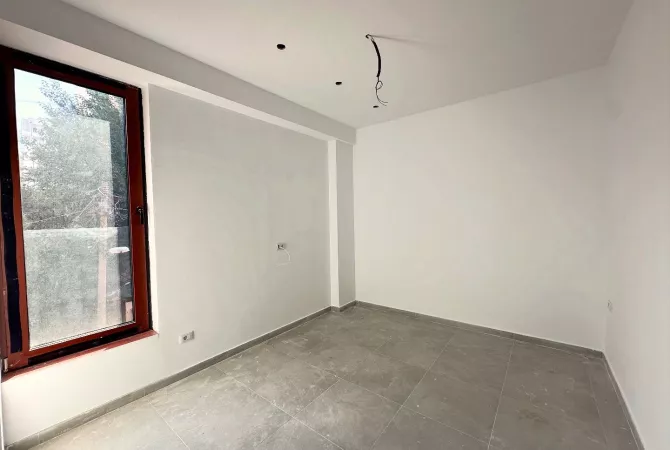 Ambiente Commerciale in Affitto 3+1 a Tirana - 720 Euro