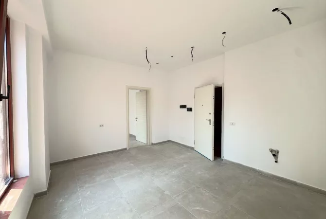 Ambiente Commerciale in Affitto 3+1 a Tirana - 720 Euro