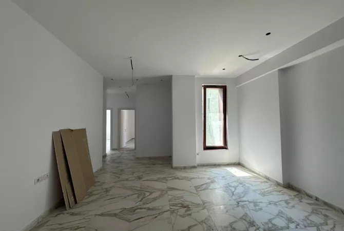 Ambiente Commerciale in Affitto 3+1 a Tirana - 1,760 Euro