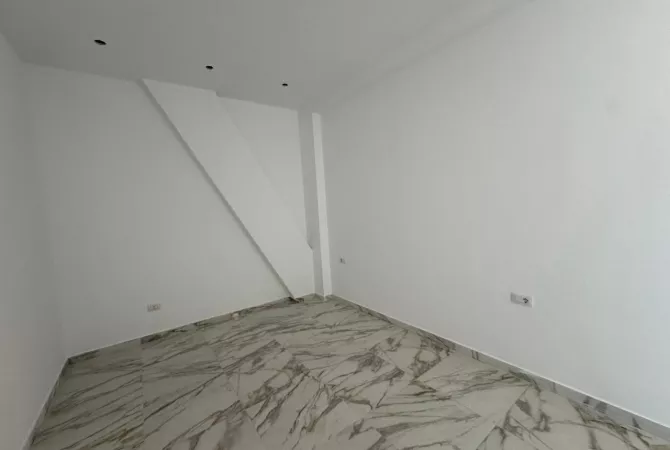 Ambiente Commerciale in Affitto 3+1 a Tirana - 1,760 Euro