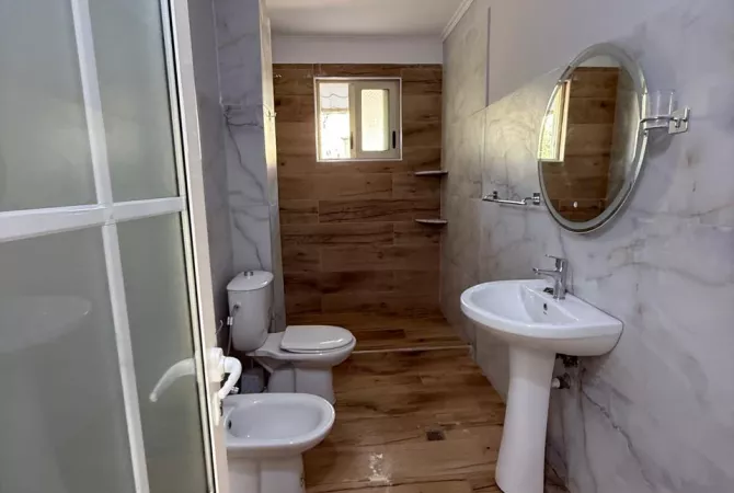 Shtepi ne shitje Apartament ne Tirane, 2+1, Mobilimi Bosh, pa mobiluar, Pagesa 122,000  Euro.