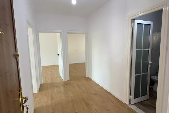 Shtepi ne shitje Apartament ne Tirane, 2+1, Mobilimi Bosh, pa mobiluar, Pagesa 122,000  Euro.