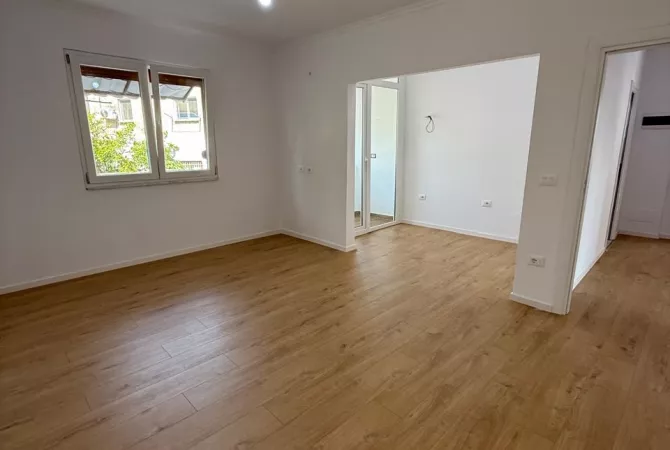 Shtepi ne shitje Apartament ne Tirane, 2+1, Mobilimi Bosh, pa mobiluar, Pagesa 122,000  Euro.
