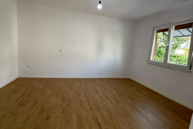 Shtepi ne shitje Apartament ne Tirane, 2+1, Mobilimi Bosh, pa mobiluar, Pagesa 122,000  Euro.