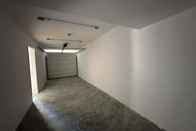 Shtepi me qera Vila Luksoze ne Tirane, 3+1, Mobilimi Bosh, pa mobiluar, Pagesa 1,200  Euro.