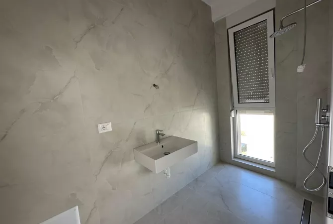 Shtepi me qera Vila Luksoze ne Tirane, 3+1, Mobilimi Bosh, pa mobiluar, Pagesa 1,200  Euro.