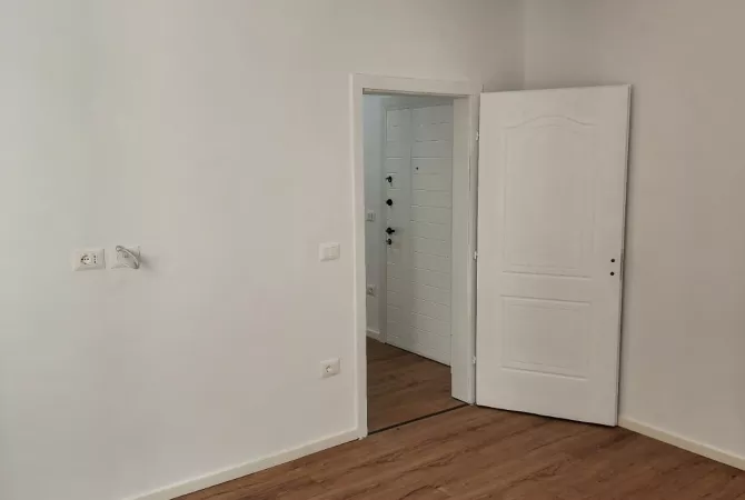 Shtepi ne shitje Apartament ne Tirane, 1+1, Mobilimi Bosh, pa mobiluar, Pagesa 95,000  Euro.