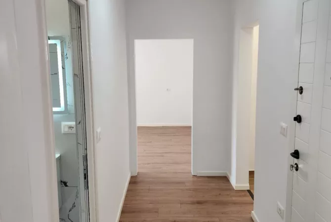 Shtepi ne shitje Apartament ne Tirane, 1+1, Mobilimi Bosh, pa mobiluar, Pagesa 95,000  Euro.