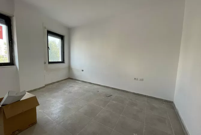 Ambient biznesi me qera 3+1 ne Tirane - 1,500 Euro