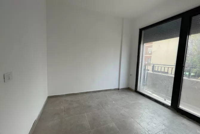 Ambient biznesi me qera 3+1 ne Tirane - 1,500 Euro
