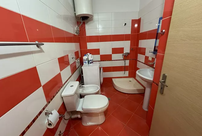 Shtepi ne shitje Apartament ne Tirane, 2+1, Mobilimi E mobiluar, Pagesa 175,000  Euro.