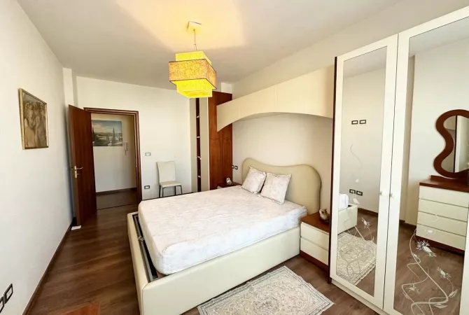Shtepi ne shitje Apartament ne Tirane, 2+1, Mobilimi E mobiluar, Pagesa 132,000  Euro.