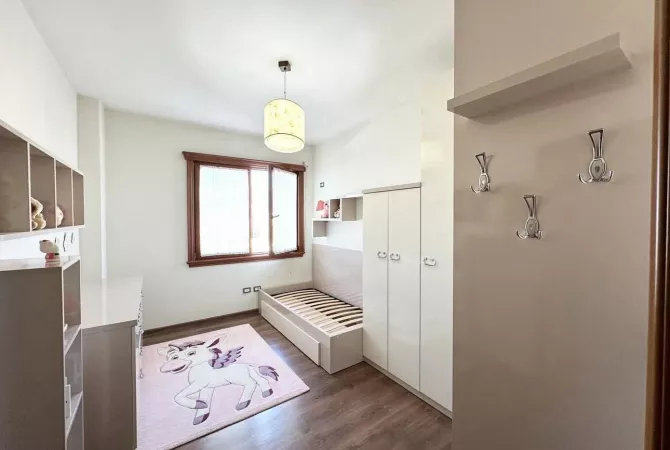 Shtepi ne shitje Apartament ne Tirane, 2+1, Mobilimi E mobiluar, Pagesa 132,000  Euro.