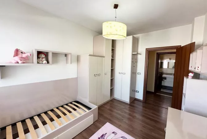 Shtepi ne shitje Apartament ne Tirane, 2+1, Mobilimi E mobiluar, Pagesa 132,000  Euro.